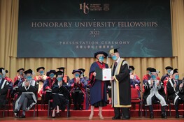 Pro-Chancellor Dr the Honourable Sir David Li Kwok-po (right) presents the Honorary University Fellowship to Mrs Jill Gallie (left).