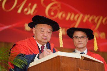 The Hon Chief Justice Geoffrey MA Tao Li signs the Register of the Honorary Degree Graduates