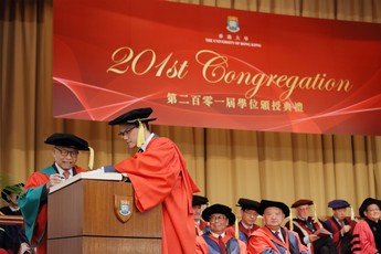 Dr David SIN Wai Kin signs the Register of the Honorary Degree Graduates
