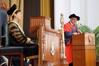 The Honourable Chief Justice Geoffrey MA Tao Li delivers his acceptance speech at the ceremony