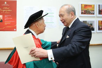 副校監李國寶爵士祝賀胡鴻烈博士獲頒授名譽博士學位