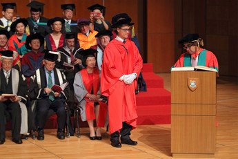 Dr David MONG signs the Register of the Honorary Degree Graduates