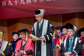 TThe Acting President & Vice-Chancellor Professor Paul TAM presents honorary graduands for admission to the honorary degrees