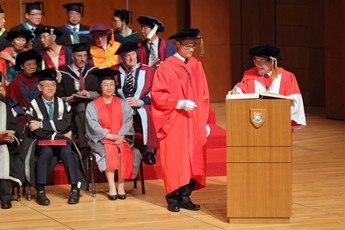 Professor TANG Ching Wan signs the Register of the Honorary Degree Graduates