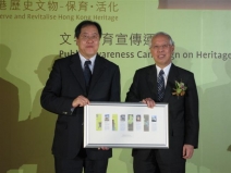 古物諮商委員會主席何承天先生頒贈紀念品予香港大學物業處長黃伯強先生。