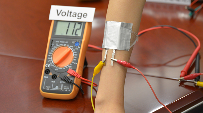 Generating power with waste heat