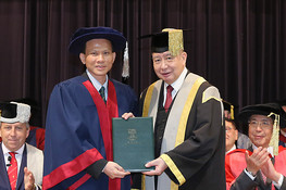 (From left) Mr MAN Cheuk Fei and Pro-Chancellor Dr the Honourable Sir David Li Kwok-po