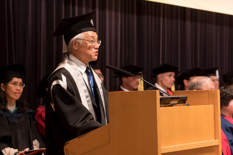 HKU Provost Professor Paul Tam delivers citation for Professor Chow Shew-ping 