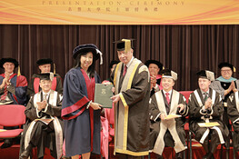 Pro-Chancellor Dr the Honourable Sir David Li Kwok-po (right) presents a certificate to Honorary University Fellow Ms Cecilia Ho Chung-chee (left).