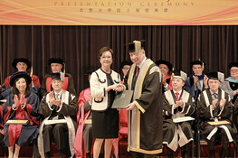 副校監李國寶爵士（右）向譚榮芬夫人（左）頒授證書。