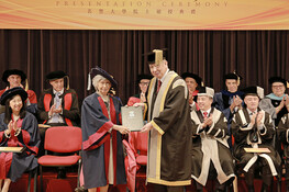 Pro-Chancellor Dr the Honourable Sir David Li Kwok-po (right) presents a certificate to Honorary University Fellow Professor Rosie Young Tse-tse (left).