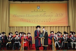 Pro-Chancellor Dr the Honourable Sir David Li Kwok-po (right) presents the Honorary University Fellowship to Dr Norman Sze Nung-chi (left).