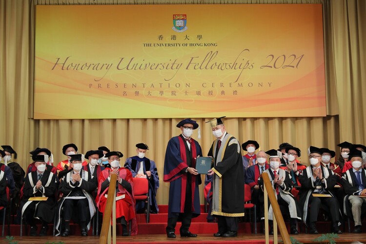 Pro-Chancellor Dr the Honourable Sir David Li Kwok-po (right) presents the Honorary University Fellowship to Mr Lo Sheung-yan (left). 