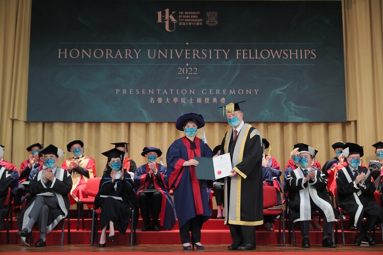 Pro-Chancellor Dr the Honourable Sir David Li Kwok-po (right) presents the Honorary University Fellowship to Ms Karen Cheung Tih-loh (left). 
