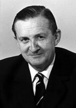 The Rt Hon the Lord Crawford Murray MACLEHOSE of Beoch