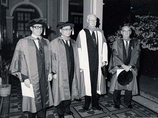 （左起）名譽法學博士李嘉誠先生、名譽社會科學博士查良鏞先生、名譽科學博士陶德勳爵、名譽法學博士范培德先生