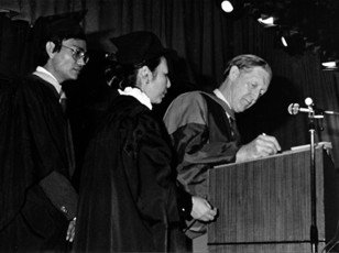 李察．塞爾丁．格裡菲先生在名譽畢業生名錄上簽名留念