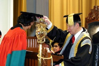 頒授名譽社會科學博士學位予羅紀瑪浰女士