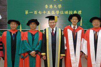（左起） 許仕仁先生、陳思堂醫生、副校監李國寶爵士、崔琦教授、路甬祥教授