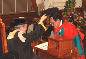 頒授名譽社會科學博士學位予陳坤耀教授