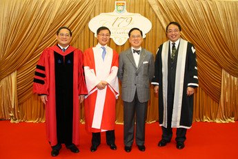 （左起）校委會主席馮國經博士、何大一博士、校監曾蔭權博士、校長徐立之教授
