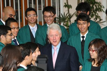  克林頓博士典禮後與學生大使傾談