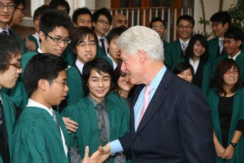  克林頓博士典禮後與學生大使傾談