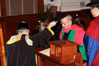 頒授名譽社會科學博士學位予莫慶堯醫生