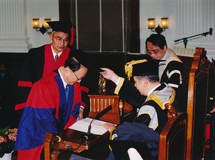 頒授名譽法學博士學位予徐匡迪教授