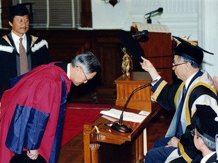 頒授名譽法學博士學位予李國能法官