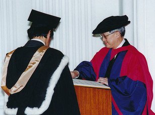 李國能法官在名譽畢業生名錄上簽名留念