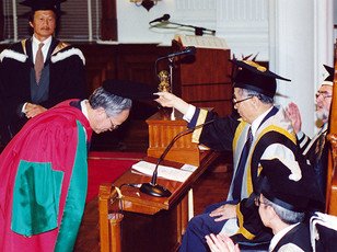 頒授名譽社會科學博士學位予梁秉中教授