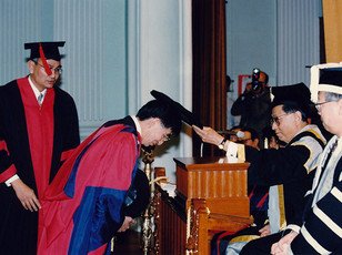 頒授名譽法學博士學位予王大中教授