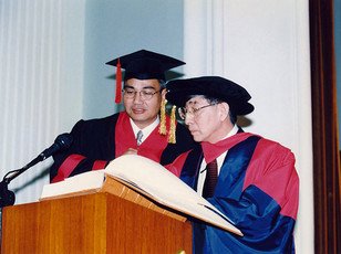 王大中教授在名譽畢業生名錄上簽名留念