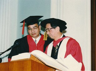 李遠哲教授在名譽畢業生名錄上簽名留念