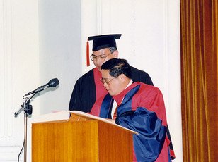 馮國經博士在名譽畢業生名錄上簽名留念