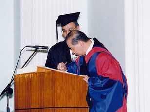 李國寶博士在名譽畢業生名錄上簽名留念