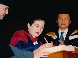 Ms Corazon Cojuangco AQUINO signs the Register of the Honorary Degree Graduates
