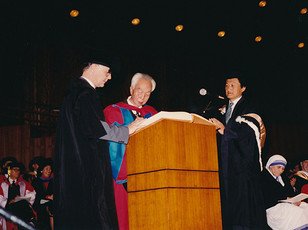 Mr YANG Xianyi signs the Register of the Honorary Degree Graduates