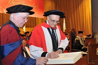 Professor Sir Leszek Krzysztof BORYSIEWICZ   signs the Register of the Honorary Degree Graduates