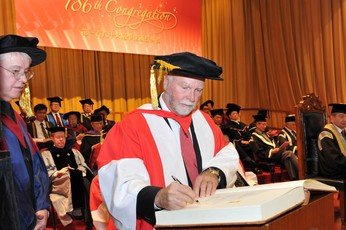 Dr John Craig VENTER signs the Register of the Honorary Degree Graduates