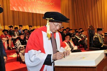 許智宏教授在名譽畢業生名錄上簽名留念
