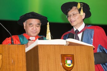 Dr Henry CHENG Kar-shun signs the Register of the Honorary Degree Graduates