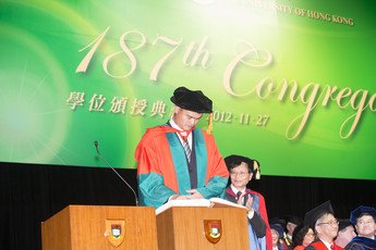 Mr YAO Ming signs the Register of the Honorary Degree Graduates