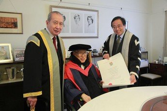 Pro-Chancellor, Dr the Honourable Sir David LI  and President and Vice-Chancellor Professor Lap-Chee TSUI present the Doctor of Laws <i>honoris causa </i> certificate to Dr Patrick YU at his home on March 17