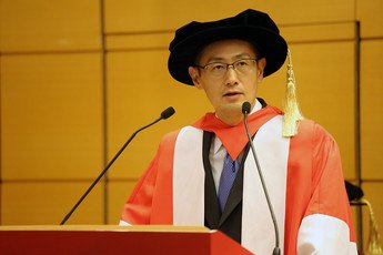 Professor Shinya YAMANAKA delivers his acceptance speech at the ceremony