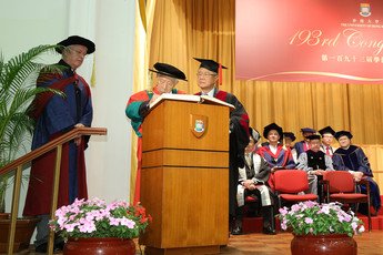 Dr the Honourable Henry HU Hong Lick signs the Register of the Honorary Degree Graduates