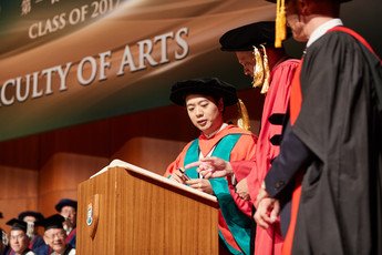 Dr LANG Lang signs the Register of the Honorary Degree Graduates