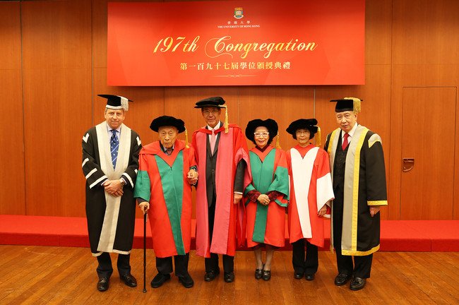 左起: 香港大學校長馬斐森教授，李達三博士，校務委員會主席李國章教授，鮑瑞美博士，駱淑芳教授和副校監李國寶博士