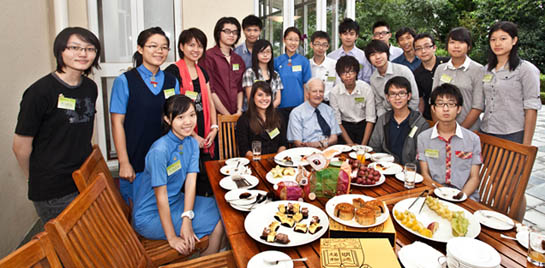 A group of secondary school students and HKU undergraduates joined the ’Lunch with a Nobel Laureate‛ to discuss various social issues with Professor Gary S. Becker.